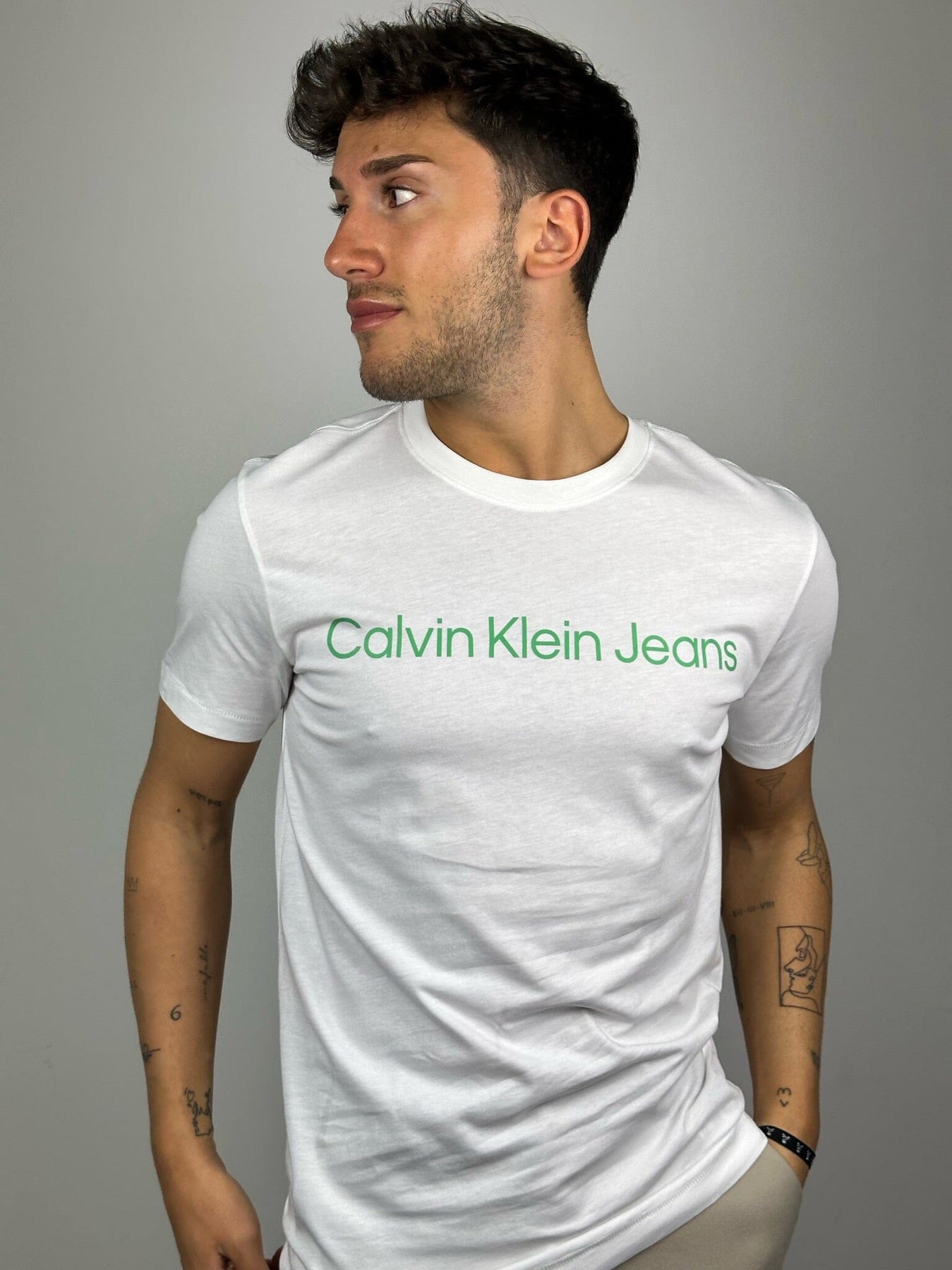 Camiseta Calvin Klein Slim Básica con Logo Verde – Maravilla Tiendas